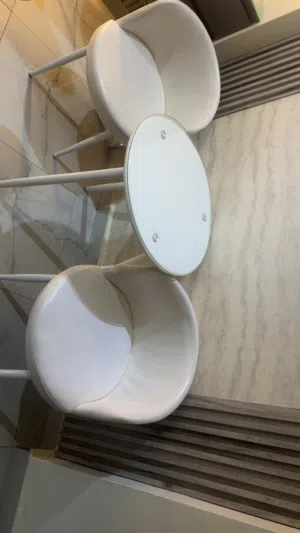طاوله مع كراسي ومرتبه سرير
