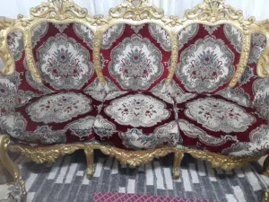 طقم كنب للبيع مستعمل بحالة جيدة جدا تسع مقاعد بحاجه للتنظيف فقط