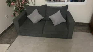 كنبه رمادية