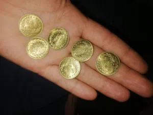 سعر6 حبات ع 100 دينار مابعرف معدنهم