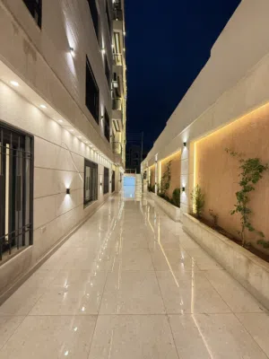 شقة فاخرة شبة ارضي 220 داخلي وخارجي 200 متر كراج خاص  بتشطيب مميز وقوي في مرج الحمام طريق المطار