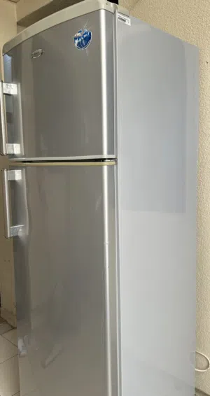 ثلاجة رمادية