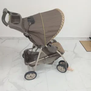 عربة أطفال من ماركة جراكو (Graco)، وتحديداً من طراز لايت رايدر (LiteRider). تتميز هذه العربة بكون