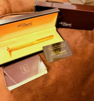 قلم حبر جاف ماركة إس تي دوبونت (S.T. Dupont) مطلي باللون الذهبي