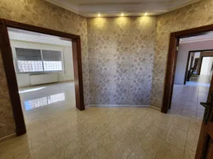 شقة طابقية فارغه للايجار في عبدون - 14274
