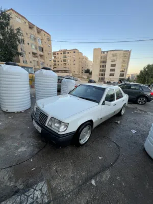 مرسيدس بنز الفئة E موديل 1990، صالون سيدان، بحالة جيدة، أبيض، بنزين، مرخصة