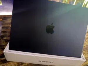 Macbook Air 13 inch . M4 / 16 GB RAM