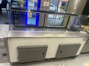 معدنياه (ثلاجه عرض)حجم مترين  بحاله شبه جديد