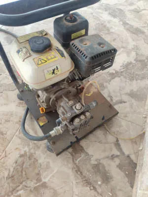 مضخه غسيل سيارات بنزين نظيفه جدا استعمال بس