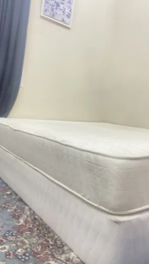 سرير كبير ذو شخصين مع مرايا و خزاين