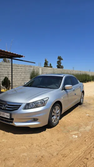 هوندا اكورد 2011 2.4L نظيفة ومسرفزة