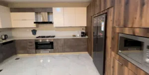 شقة ارضية مفروشة للايجار اليومي و الشهري على طريق البحر الميت و بسعر مغري من المالك