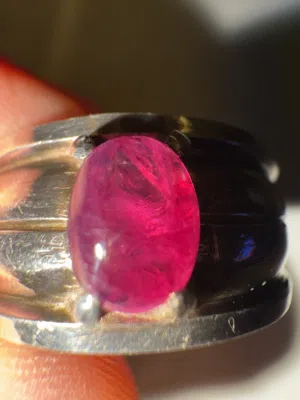 خاتم فضه عيار 925 تفصيل وصياغته يدويه بحجر ياقوت طبيعي غير معالج 100٪