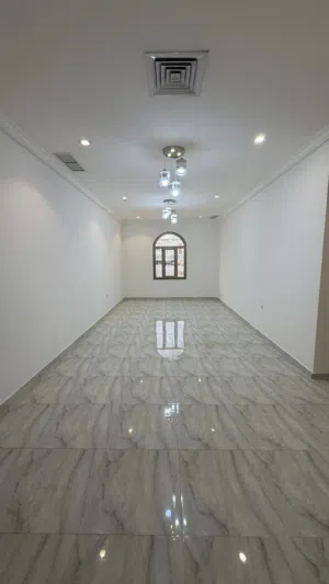 للإجار شقة بغرناطه بالدور الارضي مميزه وواسعه تتكون من ثلث غرف و غرفة الرابعه خادمه ماستر
