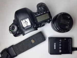 كاميرا canon 6d mark 2 عدسة 50mm 1.4  شاحن  سترب شنتة الكاميرا