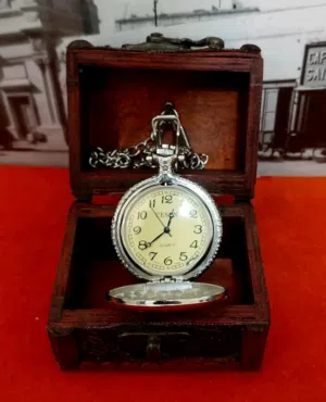 نوع الساعة: ساعة جيب كوارتز (Quartz pocket watch).