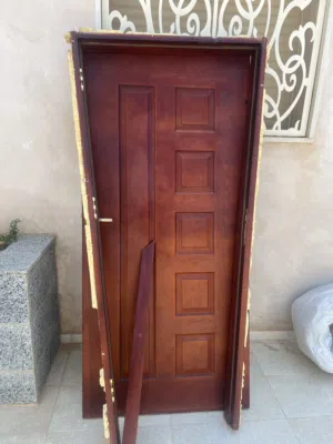 باب خشبي نضيف
