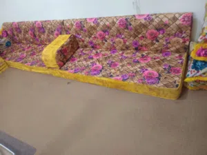 جلسه ست فرشات وست مساند وست مراكي بلون الكموني مع طاولة وسط و طاولة للشاشه مستعل  وسعرها كلهن مع بعض