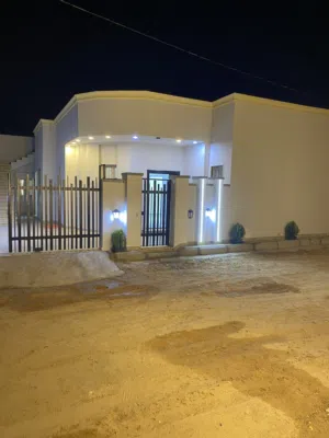 بسم الله الرحمن الرحيم  منزل تشطيب حديث بالقرب من اربعه اشوارع اعليوي مسقوفه 170 متر ومساحته 205متر