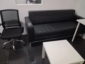 اثاث مكتب من ايكيا كالجديد بحالة فوق الممتازة لم يستخدم Office desk and chairs in like new not used