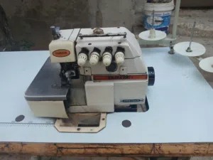 ماكينه حبكة مع طاوله للبيع