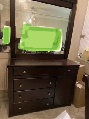 غرفة نوم مفرد سريرين مع تواليت  ومستلزمات اطفال متنوعة مع حمالة ونجادات سباحة