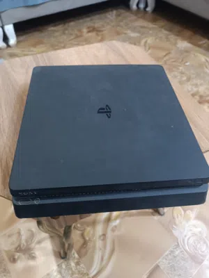 بلاي ستيشن 4 و معه 8 اقراص