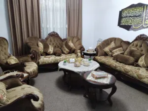 طقم كنب فخم جامبو للبيع بحالة جيدة خشب زان