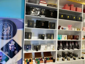 للبيع رفوف وطاولات محل عطور