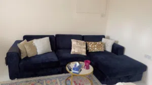 طقم كنب قطعتين و طاوله سفرة