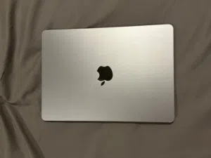 MacBook Air M2 2023 شبه جديد مع