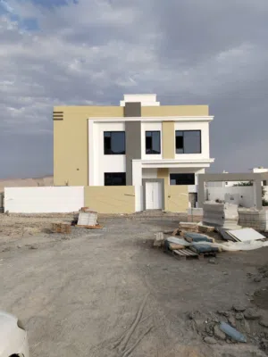 شقة فاخرة للبيع بالعامرات مواصفات راقية فرصة مميزة للسكن أو الاستثمار