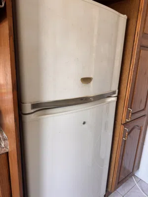 ثلاجة شارب بحالة ممتازة