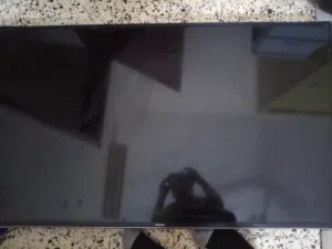 شاشة سامسونج سمارت للبيع مكسورة