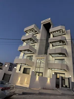 شقة فاخره ارضية مع ترس ومدخل خاص  للبيع طابق ارضي  مساحه 200م