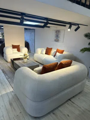 للبيع طقم كنب بتصميم مودرن معاصر يجمع بين الفخامة والراحة الفائقة، وإليك تفاصيله الدقيقة