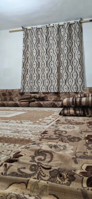 طقم جلسة عربية كامل مع السجاد بحالة ممتازة