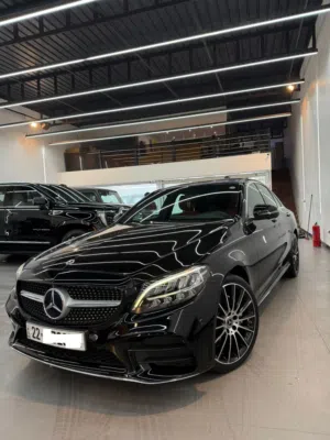 للبيع مرسيدس c 300 2019 فول مواصفات خليجي اسود