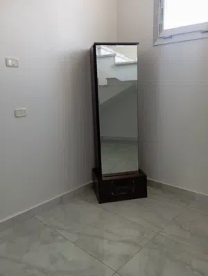 للبيع مدخل خشب بلون بني غامق، إضافة مميزة وأنيقة لحوشك.