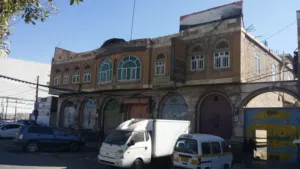 المساحة: 23.5 لبنة عمارتين منفصلتين؛ العمارة الشمالية تحوي بدروم ودور 6 دكاكين ودور مدرسة.  العمارة