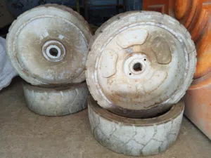 طقم كاوتش صب (سوليد) بالجنوط لرافعة شوكية - ماركة Blackstone مقاس 15x5 - دمياط