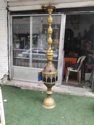 مجموعه مميزه من القطع الجميله والنحاسيات والمزهريات والدلال والهاونات