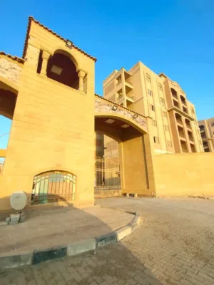 شقة للبيع بكمبوند لاروز ارض الجمعيات.