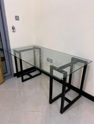 طاولة ودراجة وشاشة تلفاز