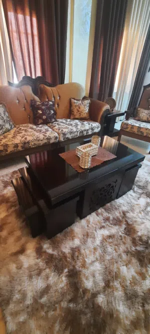 كنب وطاولات وسجادة وبرداية بحال الوكالة للبيع