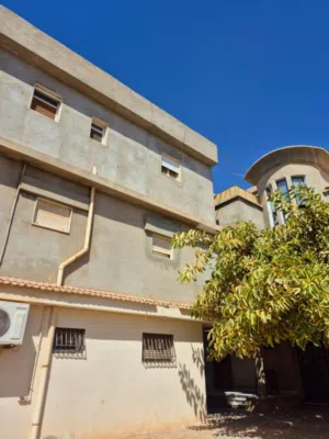 مساحة الارض 1000و40متر  مسقوف الحوش 270 و الملحق الخارجي 150 يبعد ع الرئيسي من الجيهتين 200متر و 400