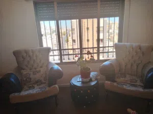 طقم كنب غرفة ضيوف 7 مقاعد مع طاولة الوسط والموكيتة للبيع لقطة 130