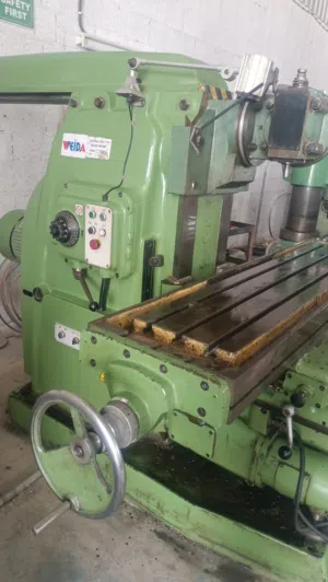 Made in china . UNIVERSAL KNEE TYPE MILLING MACHINE