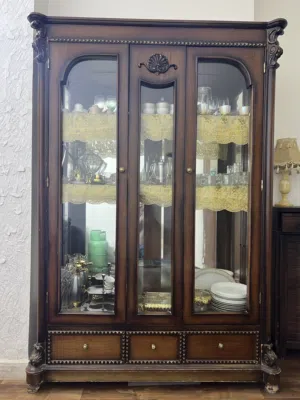 طاولة سفرة 8 مقاعد ثلاث قطع مستعملة للبيع