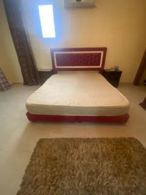 غرفة نوم بحالة ممتازه